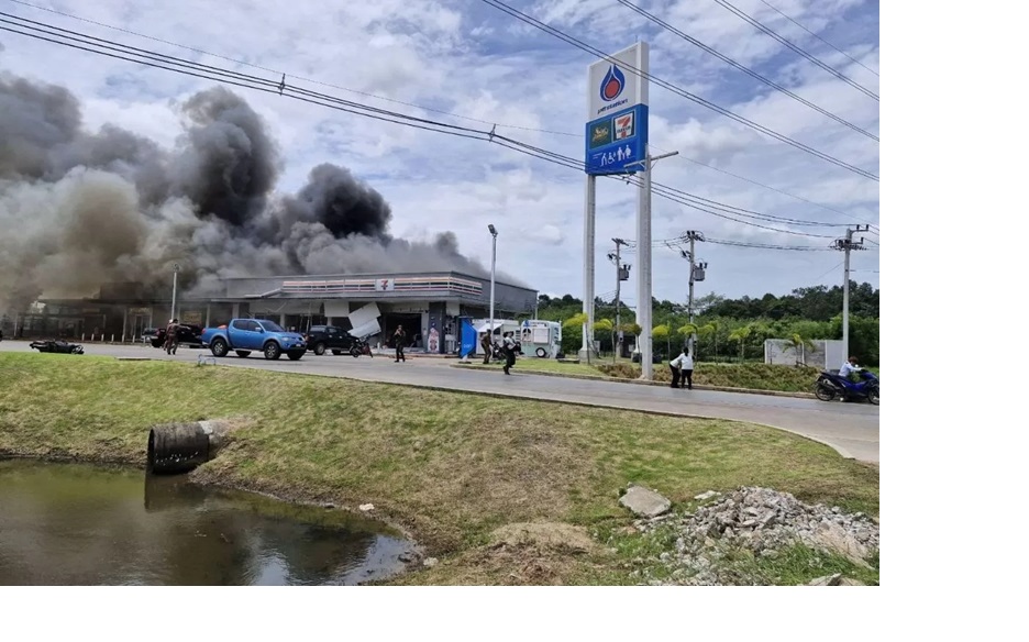 Roket BM-21 yang ditembak dari Kamboja mengenai stasiun pengisian bahan bakar PTT di Ban Phue (Dok. X @ThaiEnquirer)