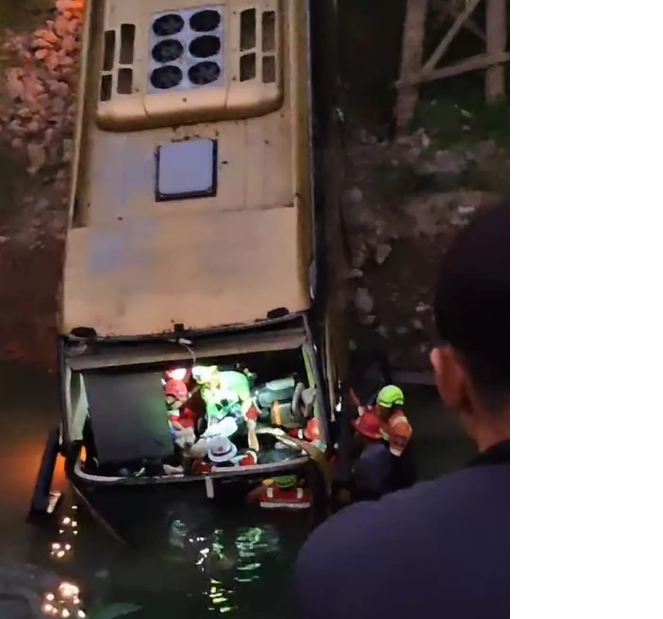 MUSIBAH:Kecelakaan tragis terjadi di Desa Busui, Kecamatan Batu Sopang, Paser. Sebuah bus Pulau Indah Jaya terjun ke sungai setelah menerobos rambu peringatan.(FOTO:IST)