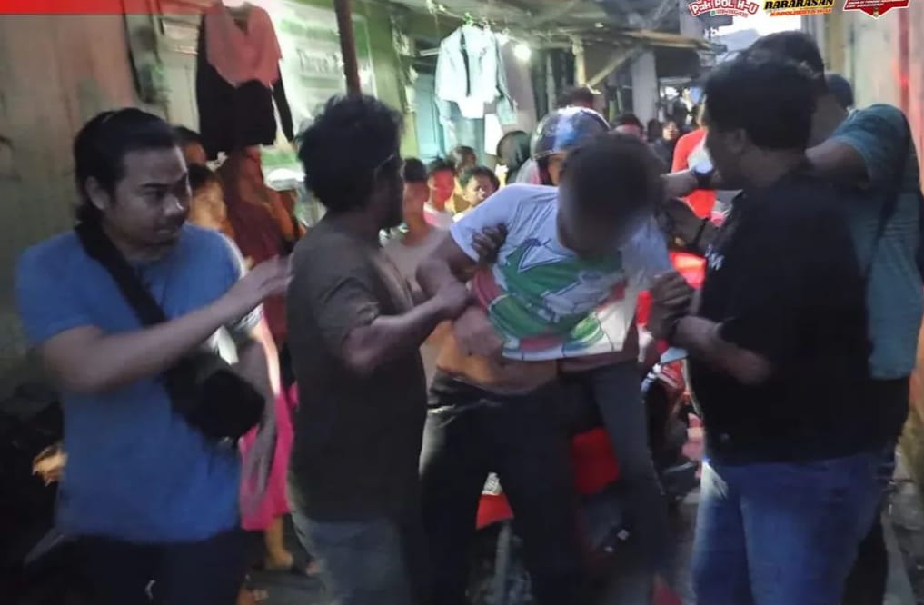 Tersangka saat diamankan.