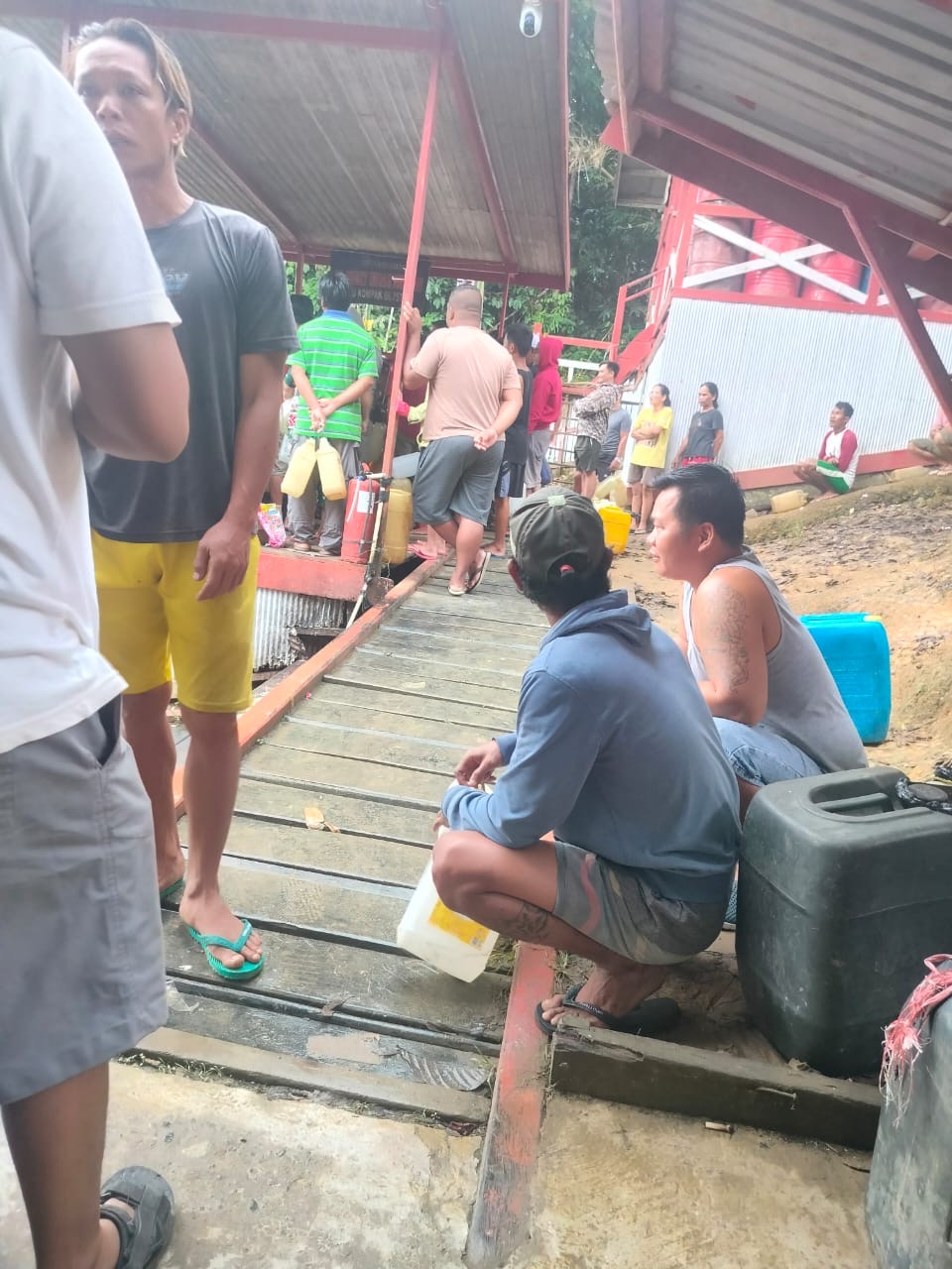 LANGKA: Ratusan warga Kecamatan Long Apari, Kabupaten Mahulu, mengantre BBM yang semakin langka akibat susahnya akses Sungai Mahakam karena kemarau.