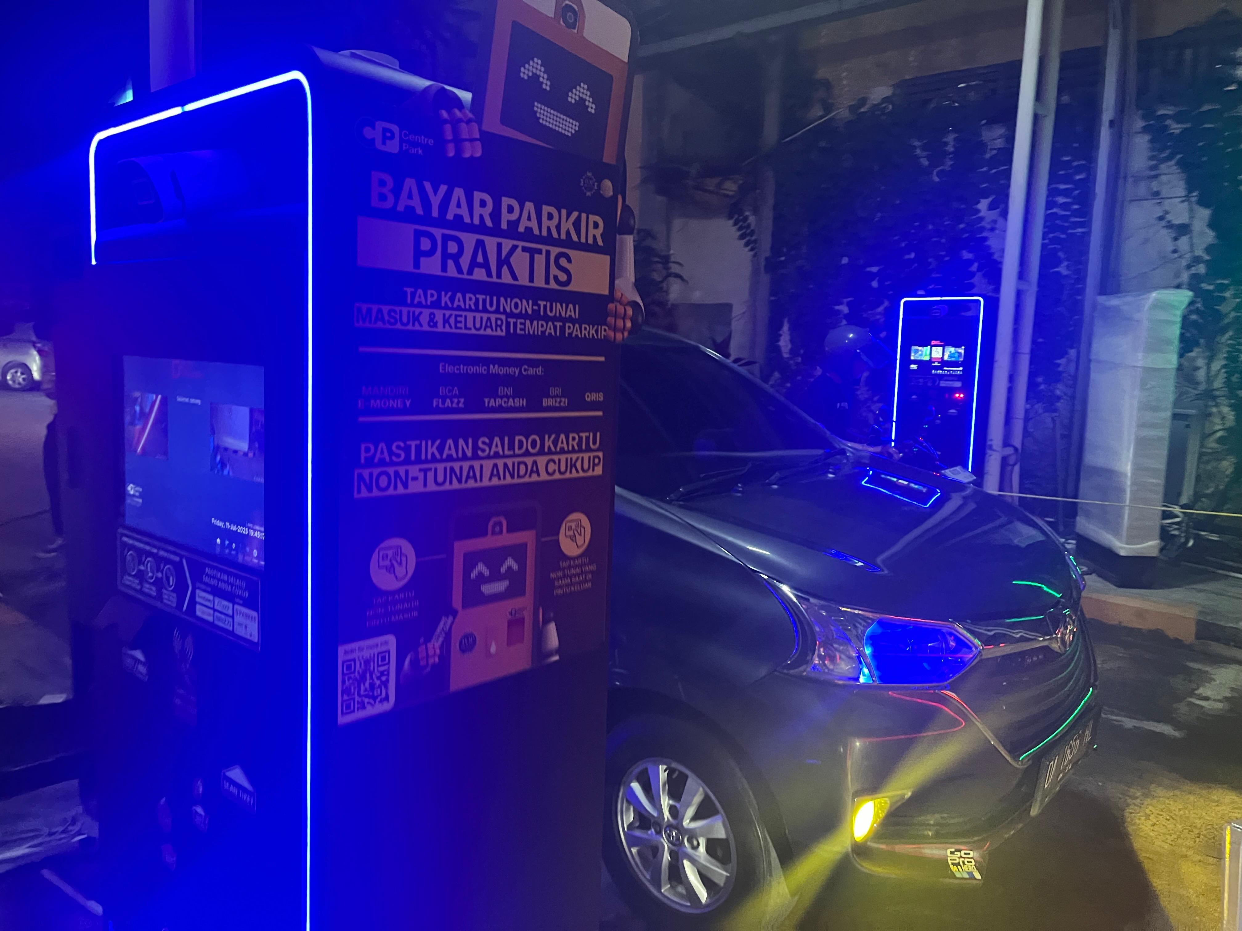 FULL CASHLESS : Manajemen Plaza Balikpapan menerapkan pembayaran nontunai untuk transaksi parkir.