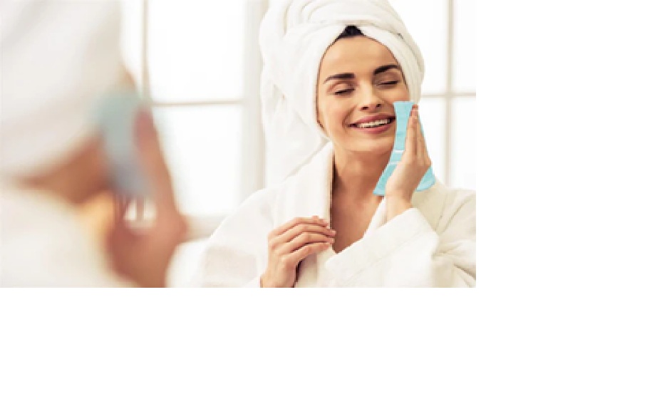 ilustrasi bersihkan wajah dengan tisu.