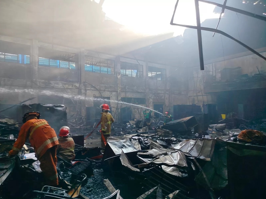 TERBAKAR HEBAT: Bagian lantai 1 Rektorat ULM di Banjarmasin terbakar hebat, Senin (28/7) pagi. (Maulana)