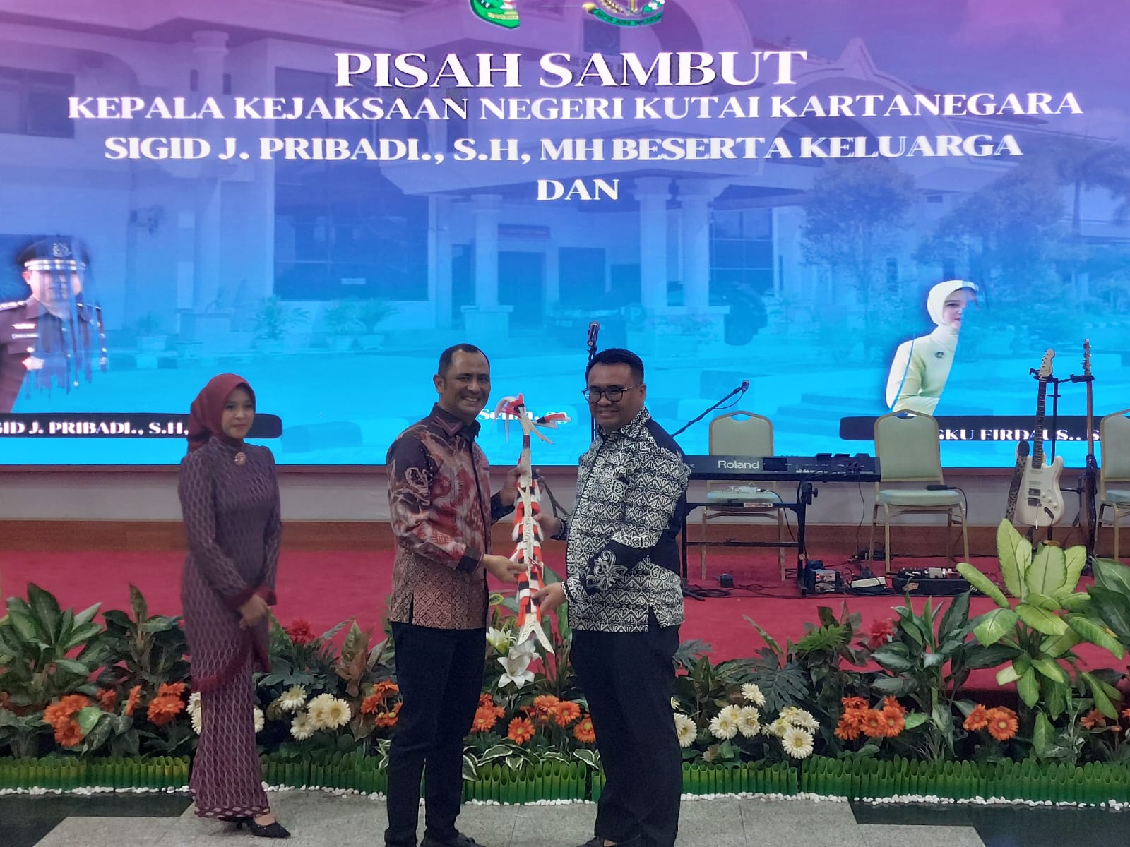 Kajari Kukar Tengku Firdaus (kiri) menerima cinderamata dari Bupati Aulia Rahman Basri (Elmo/Prokal.co)