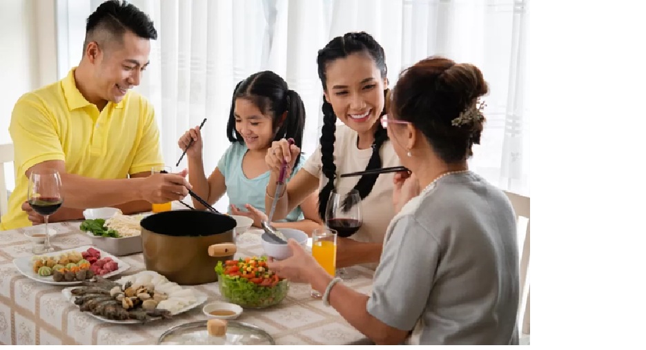 ilustrasi makan bareng keluarga.