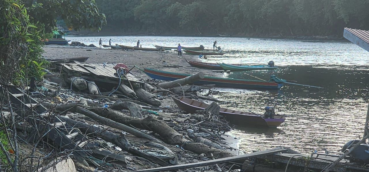 Sungai di Mahakam Ulu yang surut.