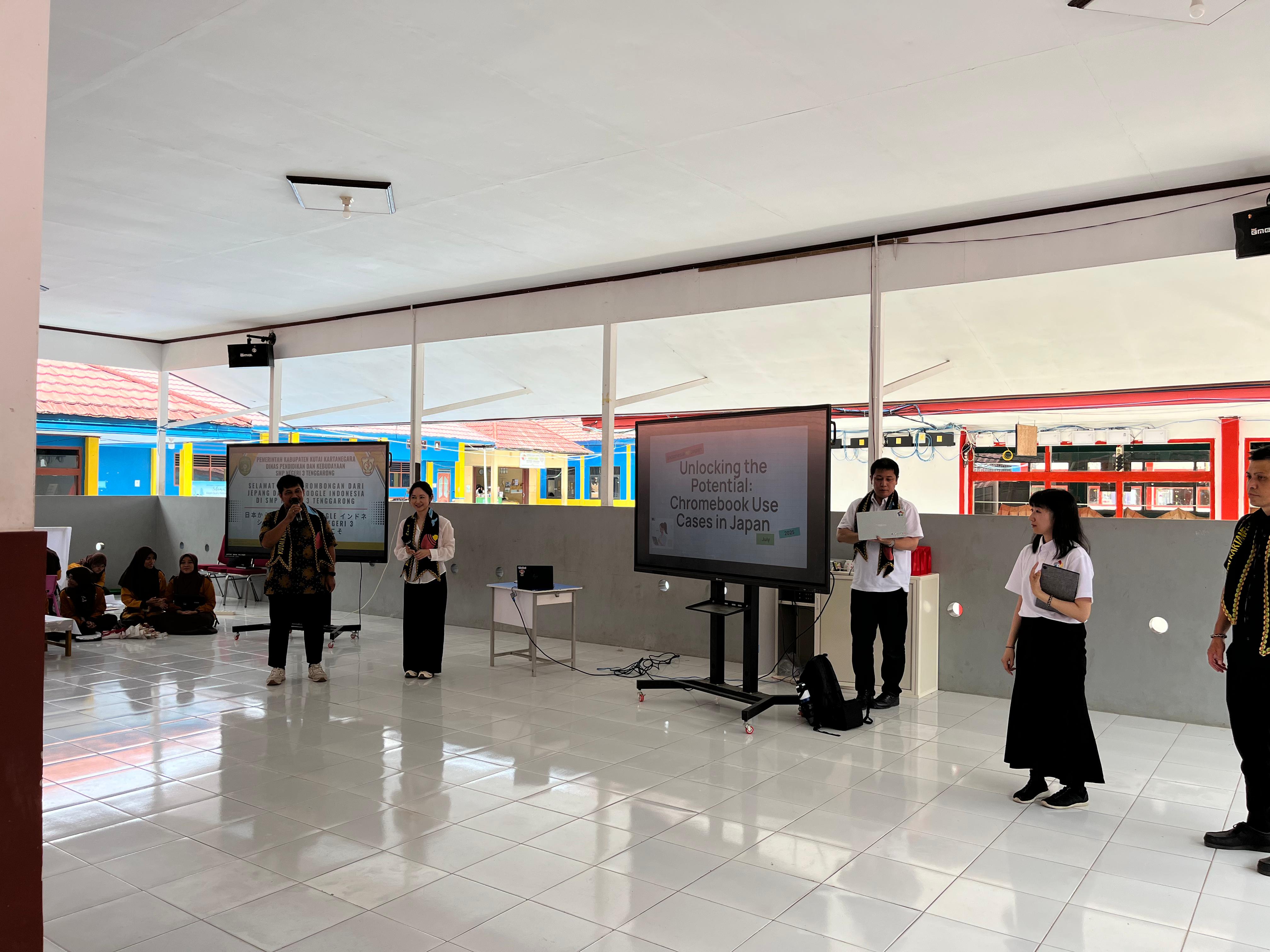 Kunjungan tim Google Indonesia dan Jepang di SMPN 3 Tenggarong (Elmo/Prokal.co)