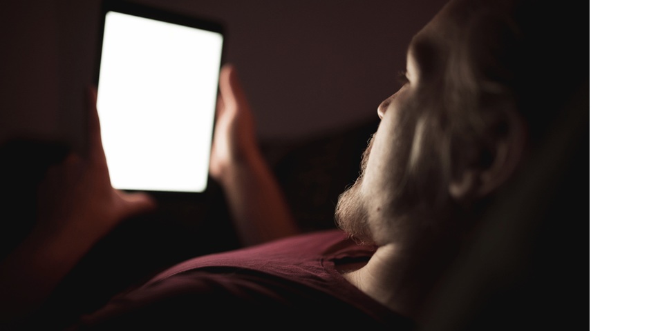 Salah satu kebiasaan buruk, yakni terlalu sering dengan gadget.