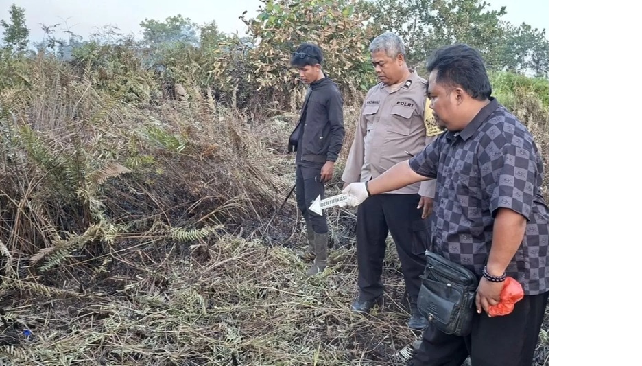 Polisi melakukan olah TKP di lokasi kebakaran lahan yang menewaskan seorang pria di Kecamatan Muara Pawan Ketapang pada Senin (28/7) sore. (ISTIMEWA)