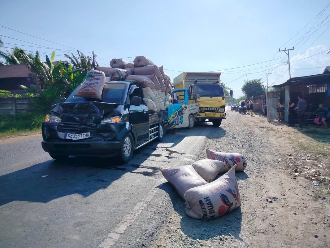 Mobil pikap ini rusak parah akibat ditabrak truk di belakangnya. (Maulana/Radar Banjarmasin)