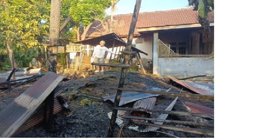 Kandang kambing milik warga di Jalan Menteng VIII No.3, Kelurahan Menteng, Kecamatan Jekan Raya, Palangka Raya terbakar, Rabu (30/7/2025) dinihari. FOTO: POLRESTA PALANGKA RAYA/RADAR SAMPIT