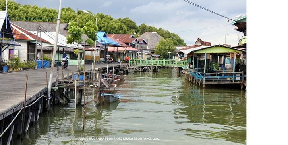 Bontang Kuala, pemukiman nelayan di atas air. (foto: blog annienugraha.com)