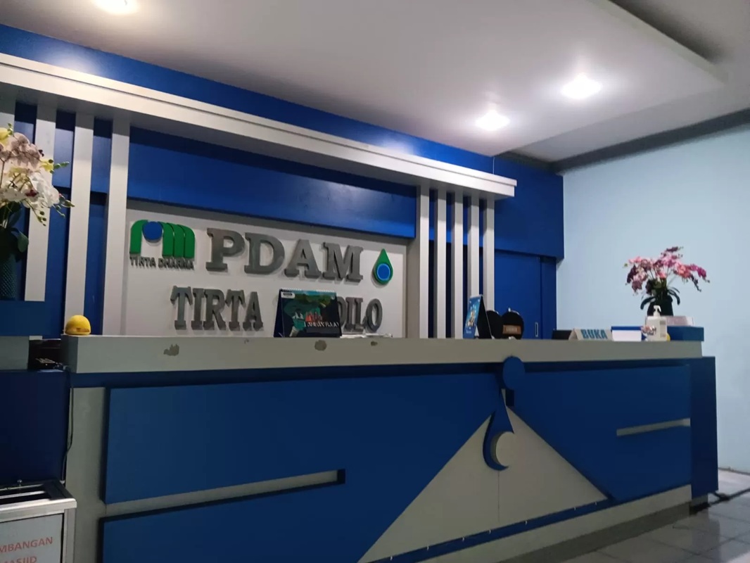 PELAYANAN:Warga Tanah Grogot, Kabupaten Paser mengeluhkan gangguan air PDAM yang sering mati. Masalah ini juga berdampak pada pelaku usaha.(FOTO:RANO/PASER POS)