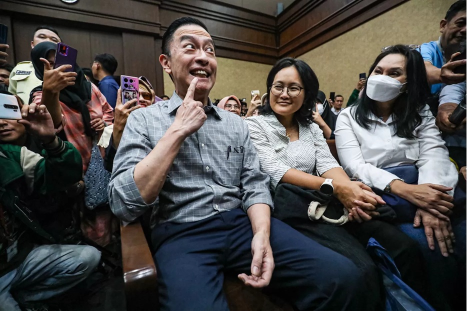 Terdakwa kasus dugaan korupsi impor gula Thomas Trikasih Lembong atau Tom Lembong didampingi istri Maria Franciska Wihardja memasuki ruangan untuk mengikuti sidang pembacaan tuntutan.