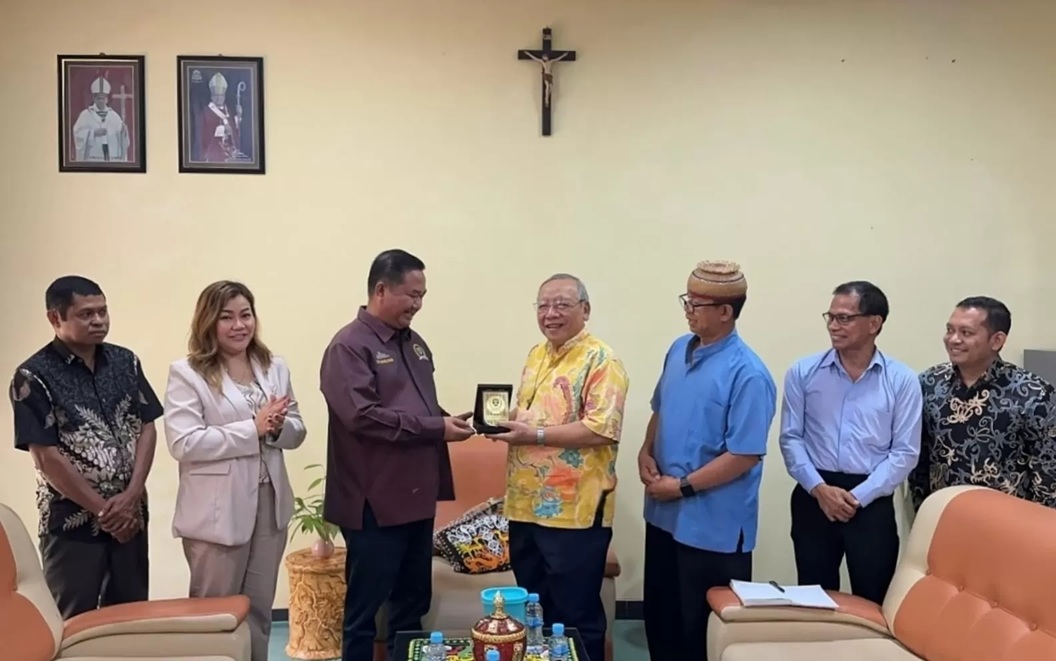 Wakil Ketua DPRD Kaltim, Ekti Imanuel kunjungi Keuskupan Agung guna memperkuat semangat toleransi dan kebersamaan umat.