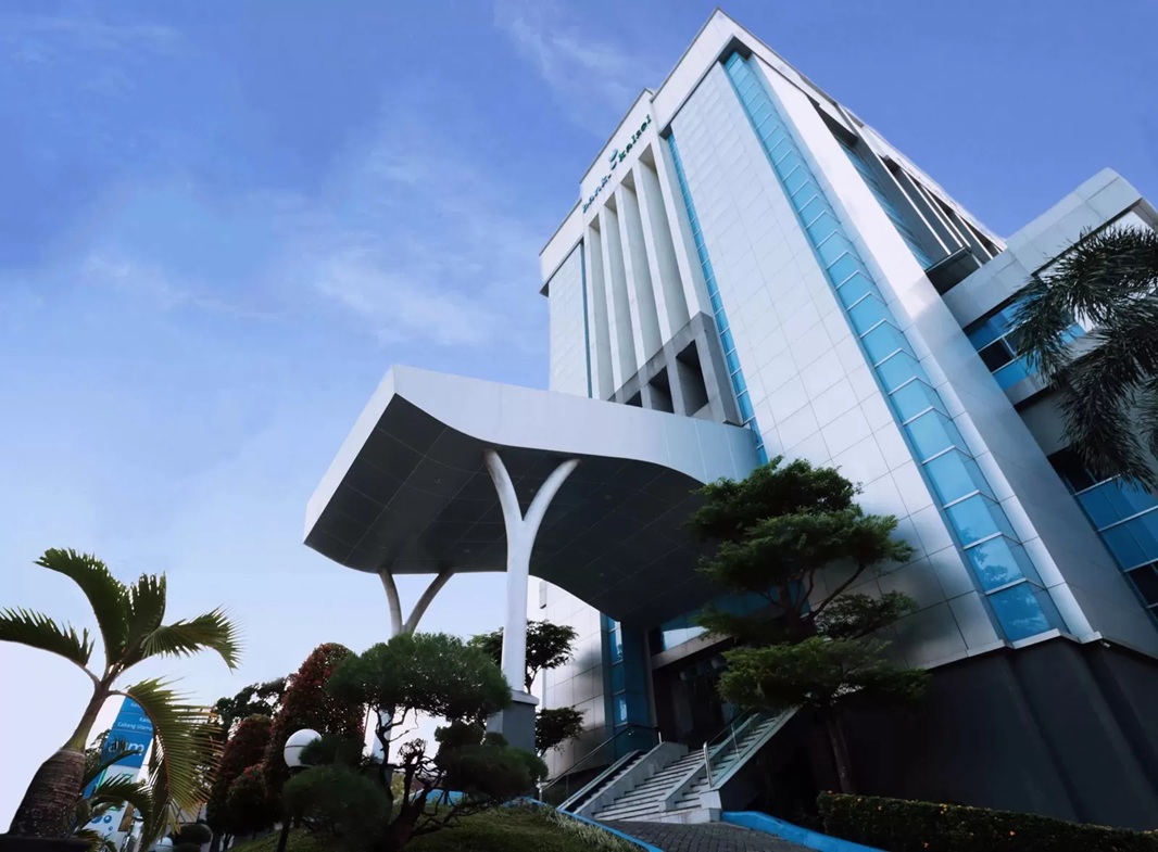 GEDUNG MEGAH: Lebih dari 50 ribu rekening di Bank Kalsel sempat diblokir oleh PPATK. Namun jumlahnya sudah jauh berkurang. (Foto: Dokumen Radar Banjarmasin)