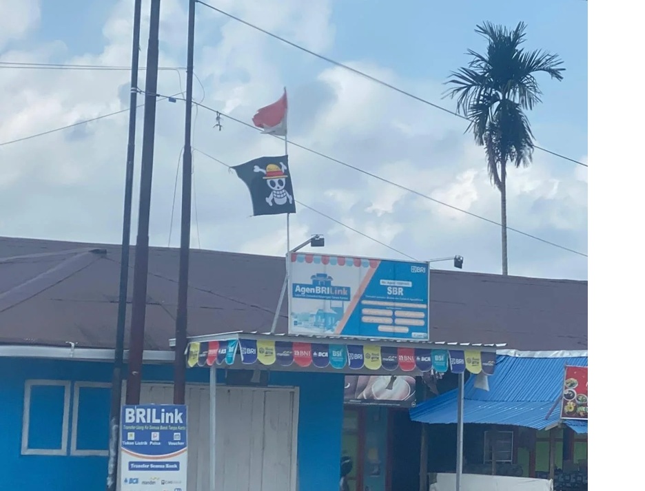 Bendera One Piece dikibarkan dibawah bendera merah putih.