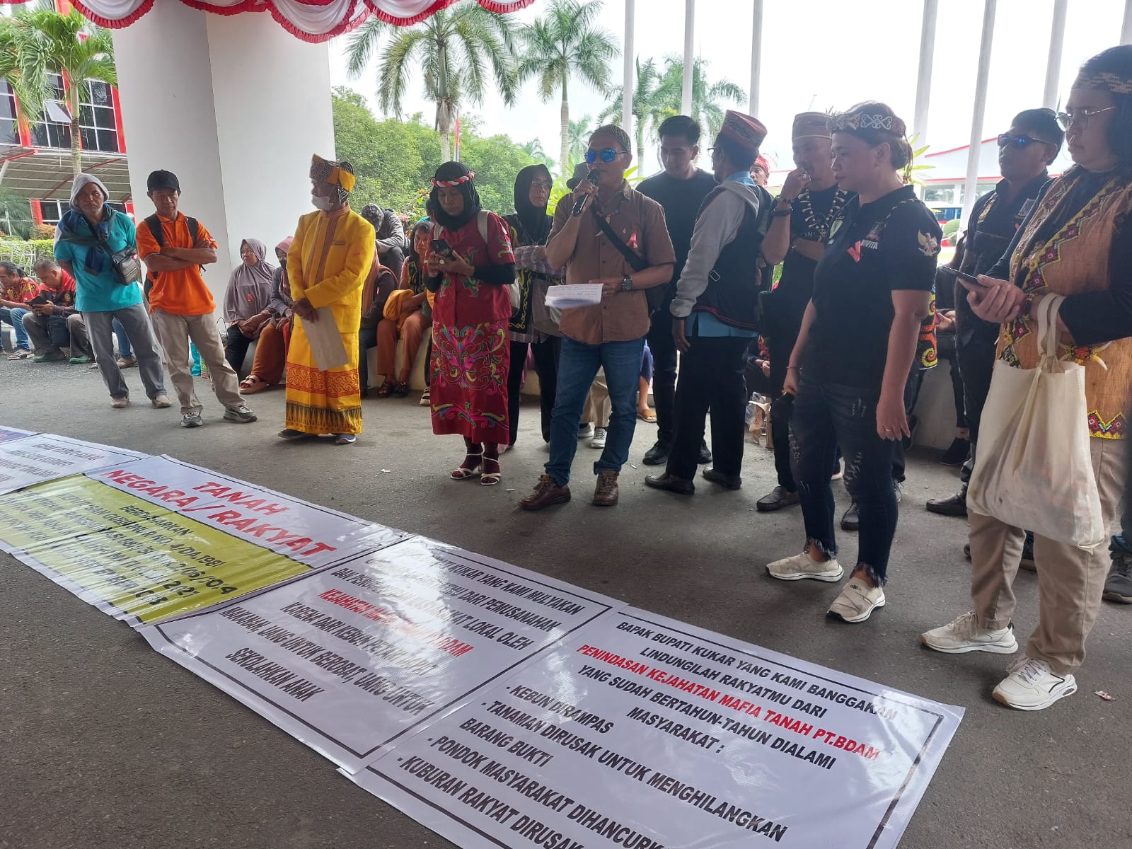Aksi demonstrasi Warga Adat Lingkar HGU PT BDA di Kantor Bupati Kukar (Elmo/Prokal.co)
