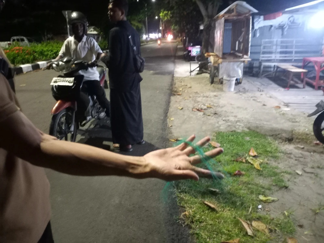 BERBAHAYA: Benang layang-layang yang nyaris mencelakai pengendara motor di sekitar Bundaran 1 Kuala Pembuang, Jumat (1/8) malam. RIFANI/RADAR SAMPIT