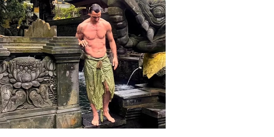 Zlatan Ibrahimović terlihat melakukan penyucian diri saat liburan di Bali.