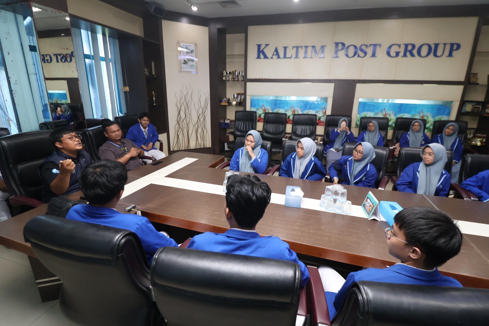 DISKUSI: Siswa SMA Muhammadiyah 2 Al-Mujahidin di Gedung Biru Kaltim Post Balikpapan, Senin, 4 Agustus 2025.