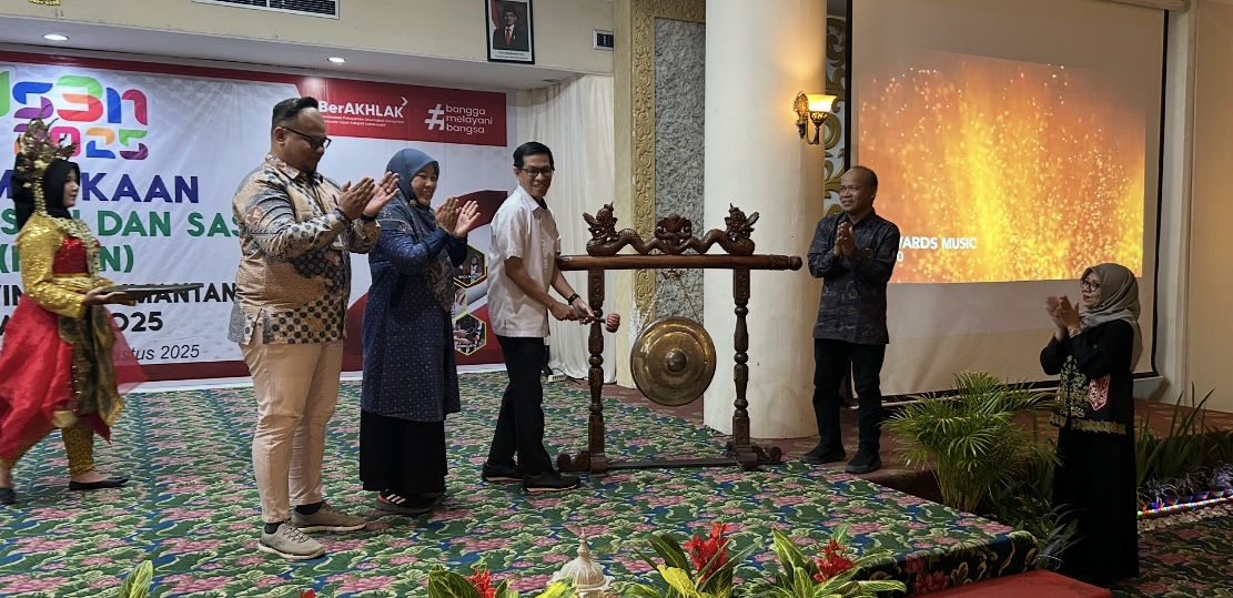 DIBUKA: Jasniansyah memukul gong pembukaan FLS3N tingkat provinsi di Hotel Grand Tiga Mustika, Balikpapan, Rabu (6/8/2025).