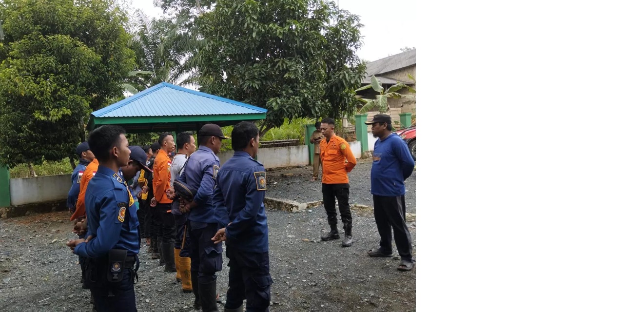 PENCARIAN: Petugas gabungan saat bersiap melakukan pencarian terhadap Panjul yang dilaporkan hilang di kebun karet Karangrejo sejak Selasa (29/7/2025) sore.(Foto:PKJR Tanah Bumbu)