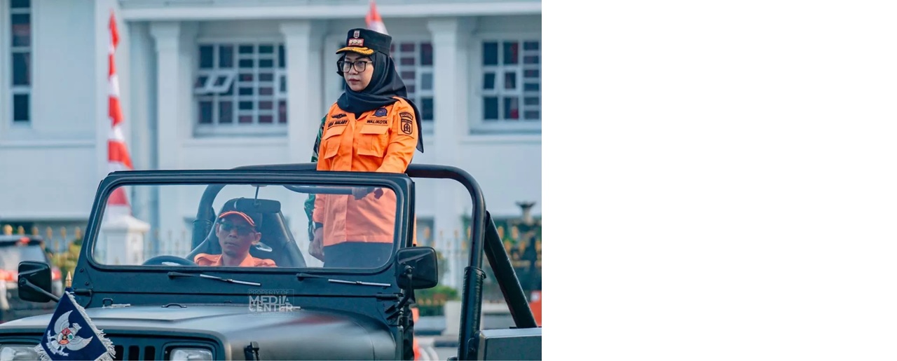 PIMPIN:Wali Kota Banjarbaru, Hj Erna Lisa Halaby melakukan inspeksi pasukan pada apel siaga karhutla di Lapangan dr Murdjani, Banjarbaru, Selasa (5/8/2025).(MC BANJARBARU UNTUK RADAR BANJARMASIN)