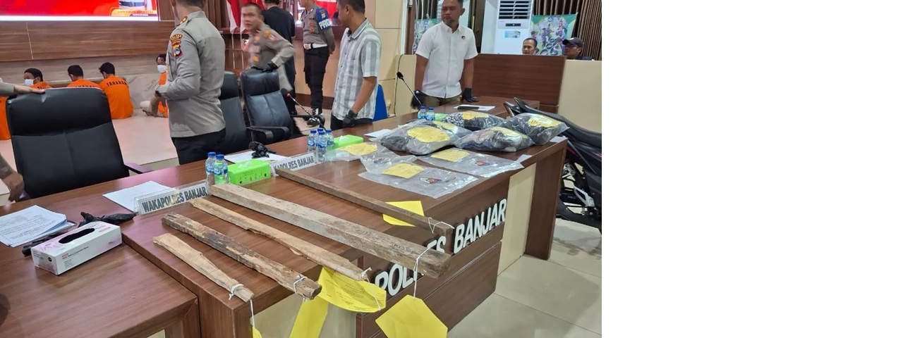 BARANG BUKTI:Polres Banjar menunjukkan barang bukti balok kayu yang digunakan pelaku dalam kasus pengeroyokan maut di Martapura, Senin (5/8/2025) siang.(Foto:Fadlan Zakiri/Radar Banjarmasin)