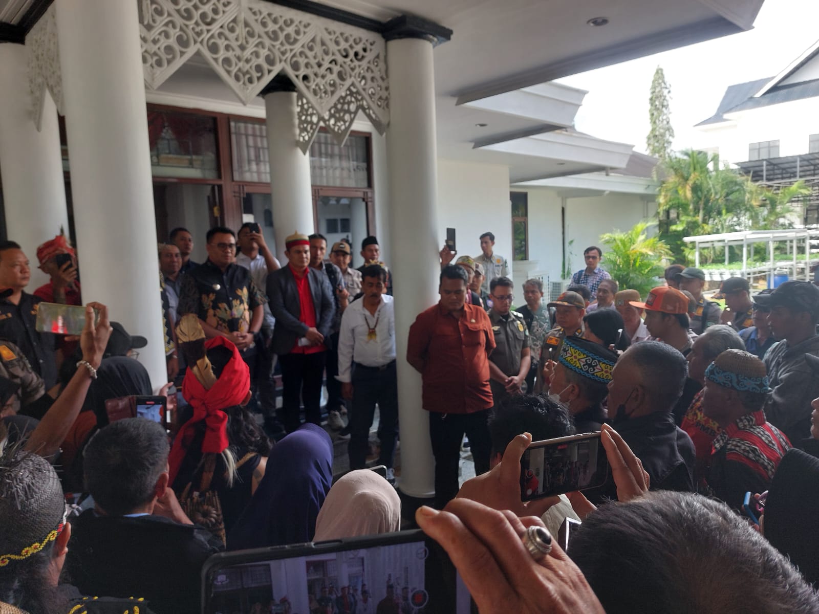 Bupati Kukar Aulia Rahman Basri menemui masyarakat hukum adat lingkar HGU PT BDAM usai audiensi (Elmo/Prokal.co)