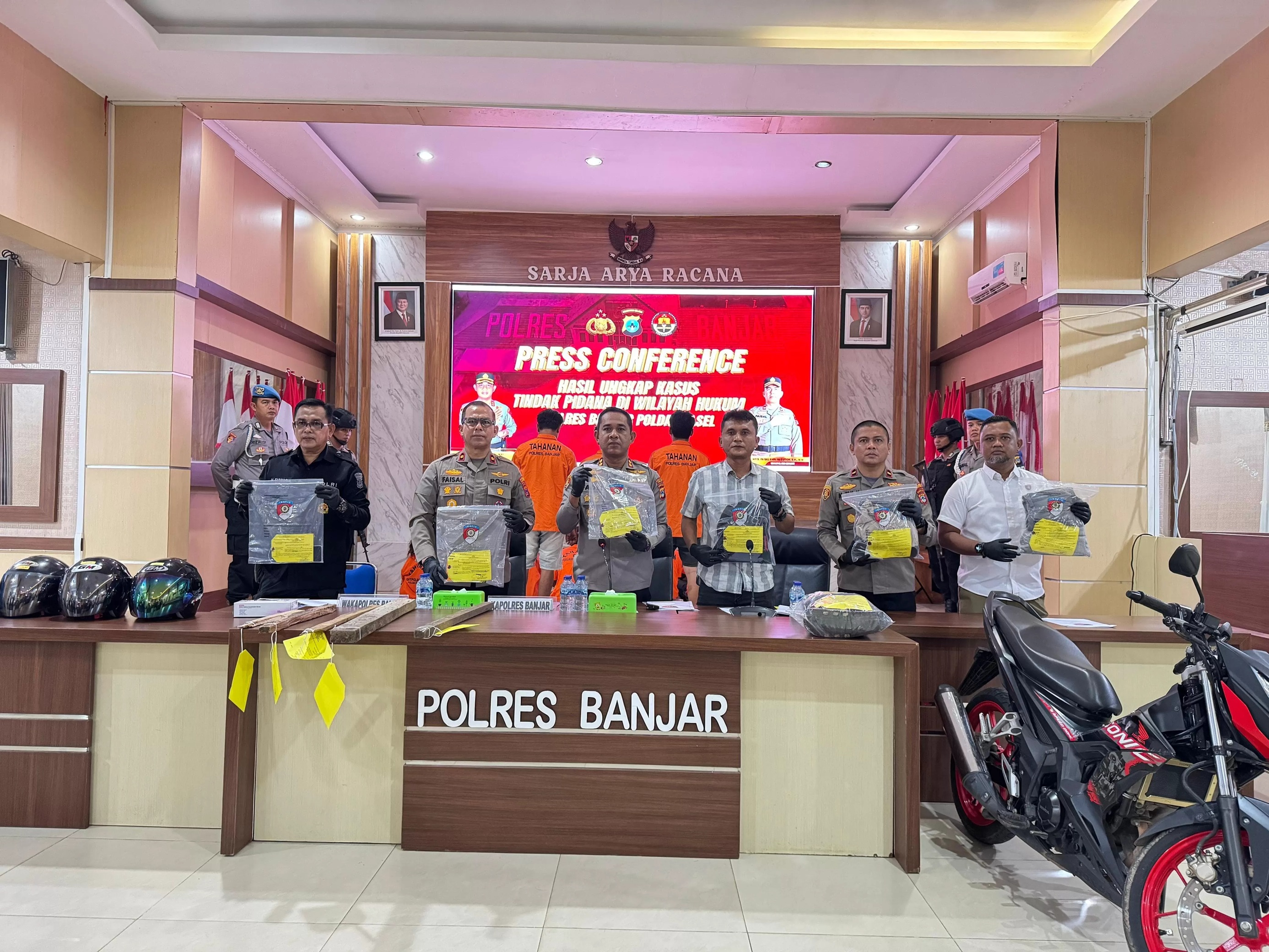 DIBEKUK: Kapolres Banjar AKBP Dr Fadli memperlihatkan tiga pelaku komplotan jambret brutal beserta barang bukti yang menyebabkan korban terseret sejauh 30 meter pada Senin (5/8/2025) siang.