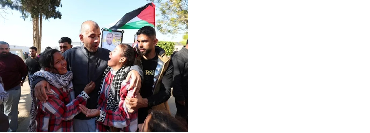 Seorang tahanan Palestina yang dibebaskan disambut oleh keluarganya.