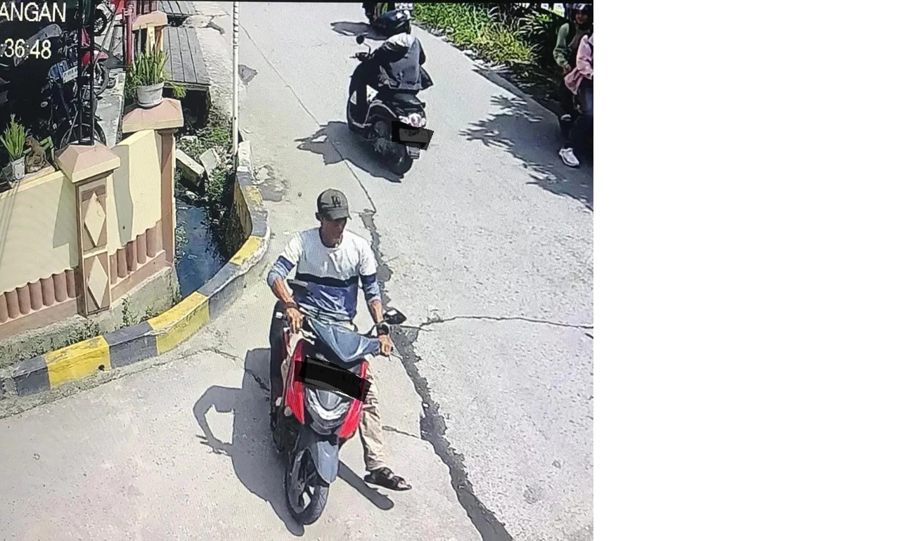 BS terekam kamera CCTV saat menggondol motor curian yang terparkir di depan rumah warga di Jalan Sentosa, Gang Kenangan 1, Kelurahan Sungai Pinang Dalam, Kecamatan Sungai Pinang.