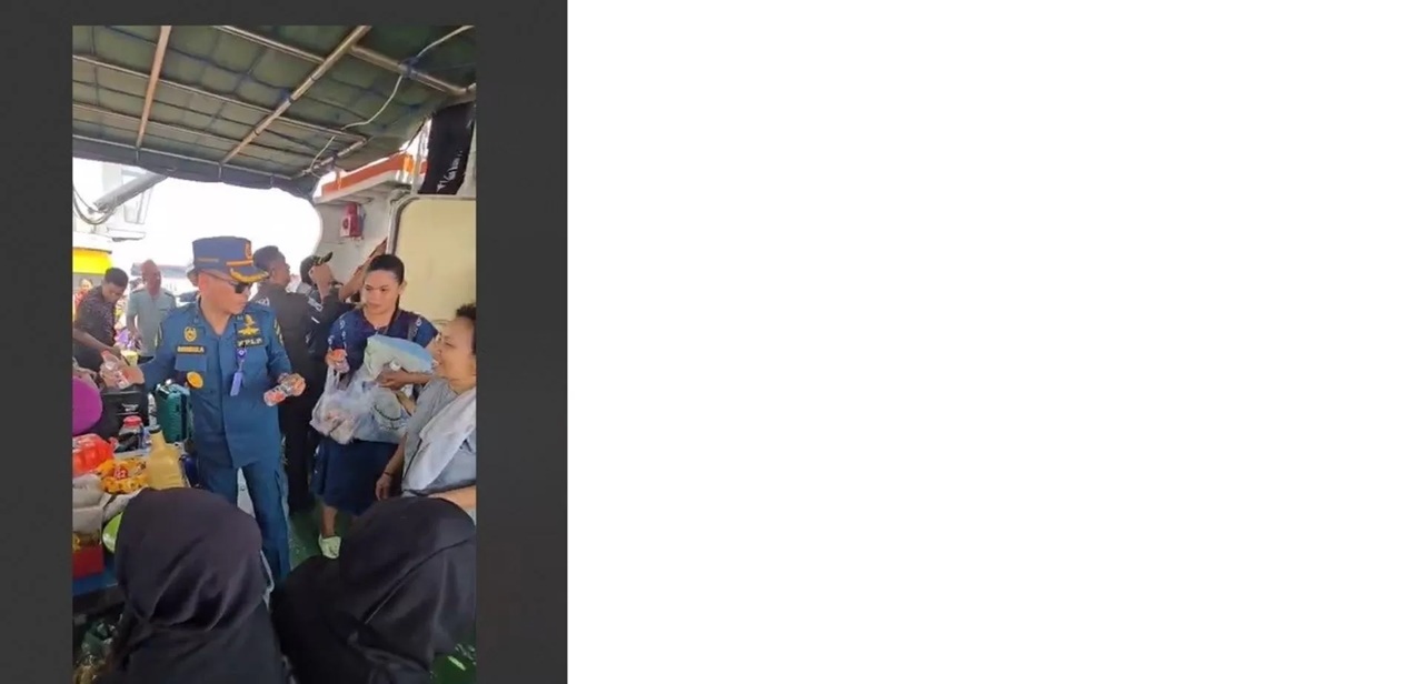 Proses evakuasi 58 penumpang di Kapal Sabuk Nusantara 89 usai tabrakan dengan tugboat pengangkut batubara. (tangkapan layar)