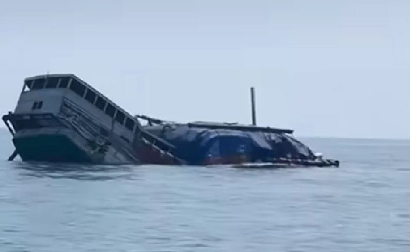 Kapal Layar Motor (KLM) Hasil Karya Bahari tenggelam di perairan Karang Jamuang Gresik saat perjalanan menuju Sampit, Kalimantan Tengah. (Istimewa)
