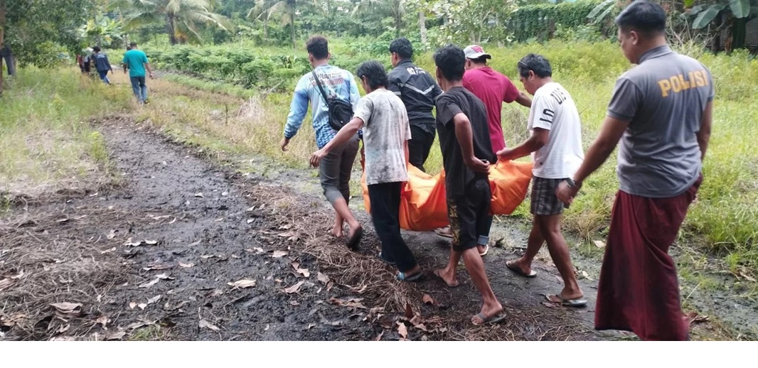 Evakuasi jasad pemanjat kelapa yang meninggal dunia di sebuah gubuk kecil belakang kantor Koramil Liang Anggang, Senin (11/8/2025) sore. (Foto : humas polsek liang anggang)