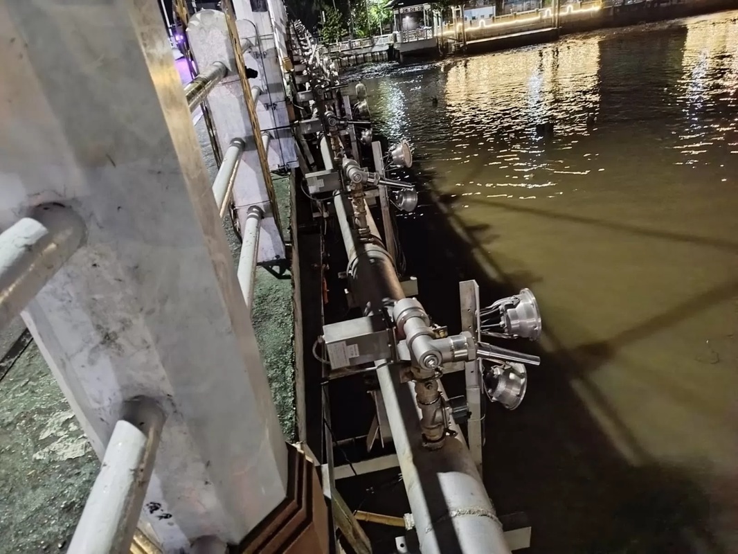 MATI: Peralatan untuk pertunjukan air mancur menari yang terpasang di badan Jembatan Pasar Lama. (Foto: DOK. RADAR BANJARMASIN)