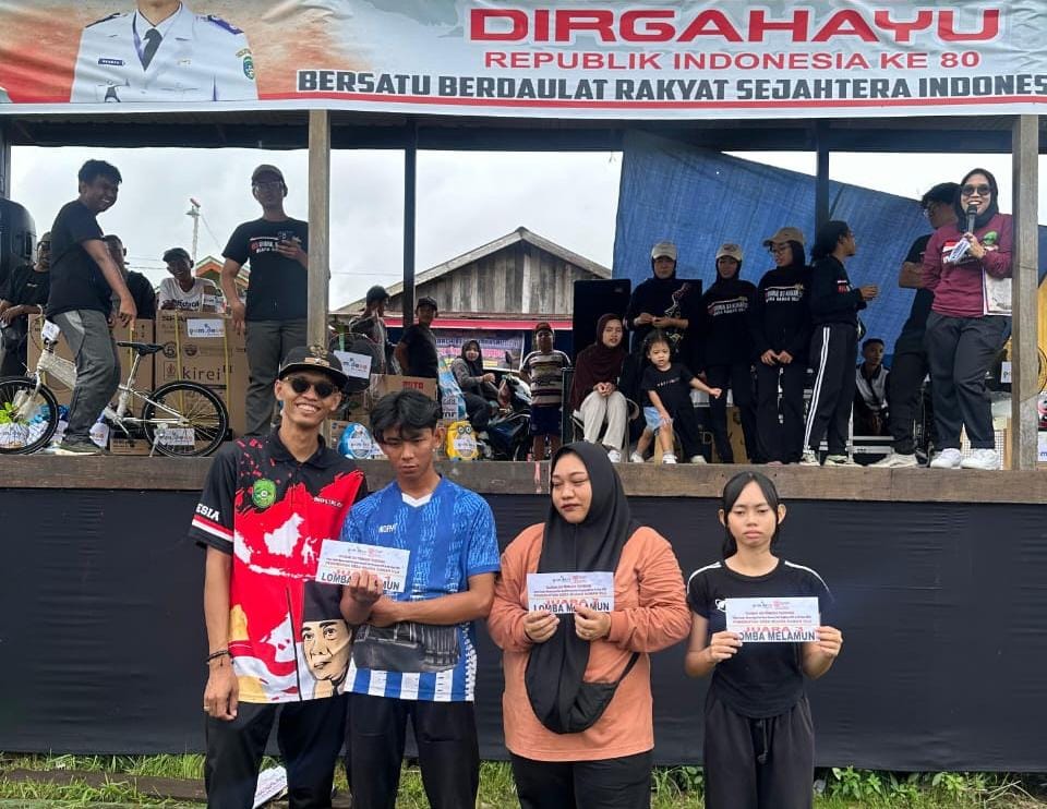 Kepala Desa Muara Kaman Ulu, Hendra menyerahkan hadiah kepada pemenang.