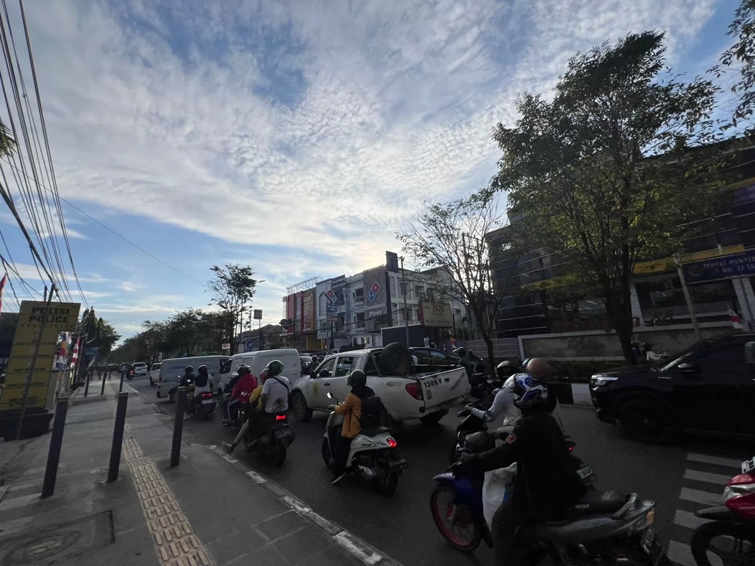 Kondisi Jalan Ir Juanda di sore hari yang penuh dengan tumpukan kendaraan. (MELI/SAPOS)