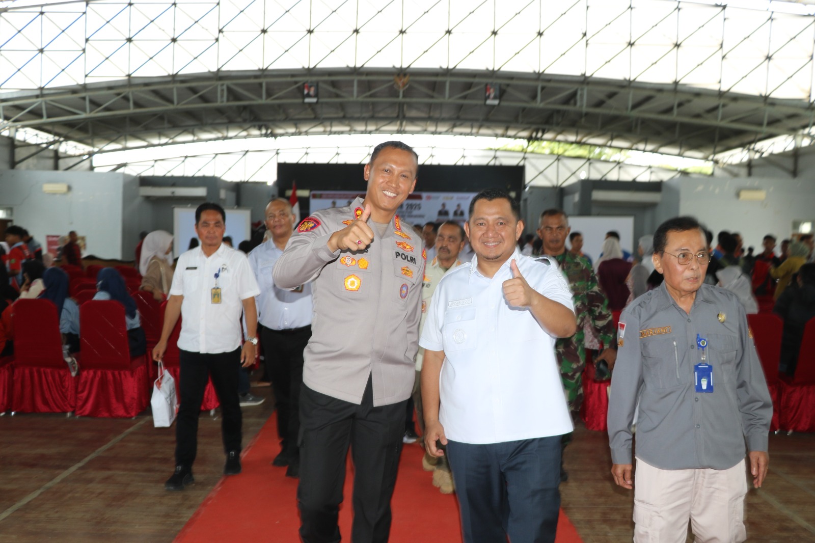 JOB FAIR: Bupati PPU, Mudyat Noor (tengah), Kapolres AKBP Andreas Alek Danantara dan Kepala Disnakertrans PPU, Marjani, saat peluncuran Job Fair 2025 di Graha Pemuda PPU, Rabu, 13 Agustus 2025.