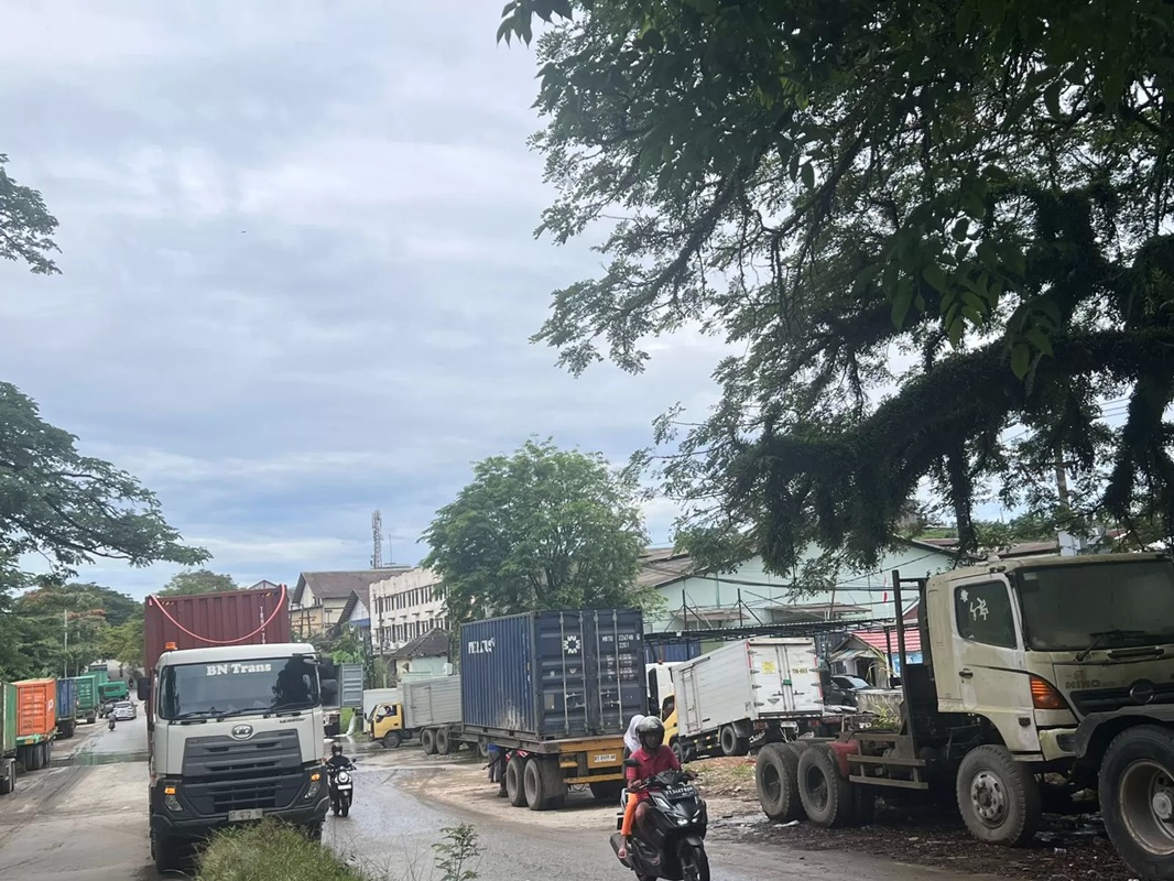 Bahu Jalan Ir Sutami penuh dengan truk-truk bongkar muat. (MELI/SAPOS)