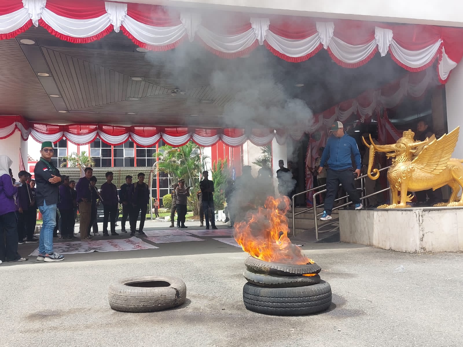Aksi demonstasi Aliansi Masyarakat Kukar Menggugat di Kantor Bupati Kukar mengenai turunnya nominal Beasiswa Kukar Idaman (Elmo/Prokal.co)