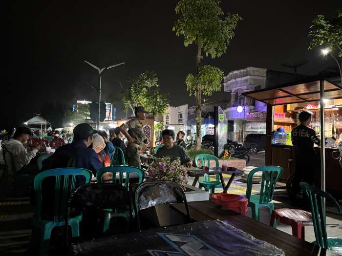 DIMINTA TERTIB: PKL di Tepian Jalan Pulau Derawan dan Jalan Ahmad Yani, Berau, diminta tertib untuk mematikan musik pukul 23.00 Wita.