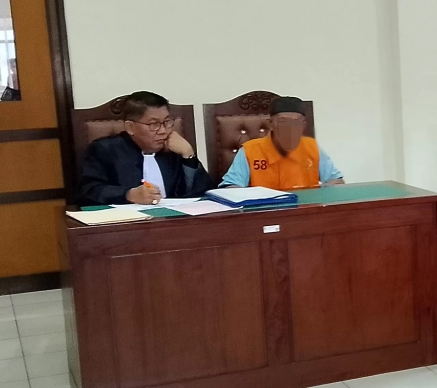 JALANI SIDANG: Terdakwa SYD didampingi penasihat hukumnya dalam persidangan kemarin. ( MOESO/BALPOS)