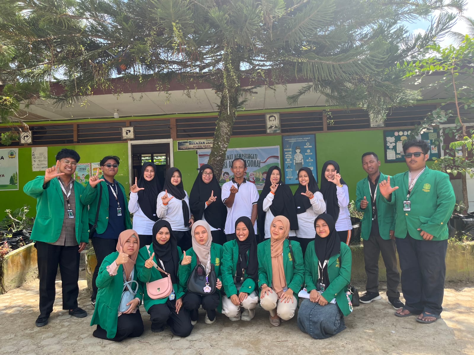 Mahasiswa KKN UINSI Samarinda usai mengajar.