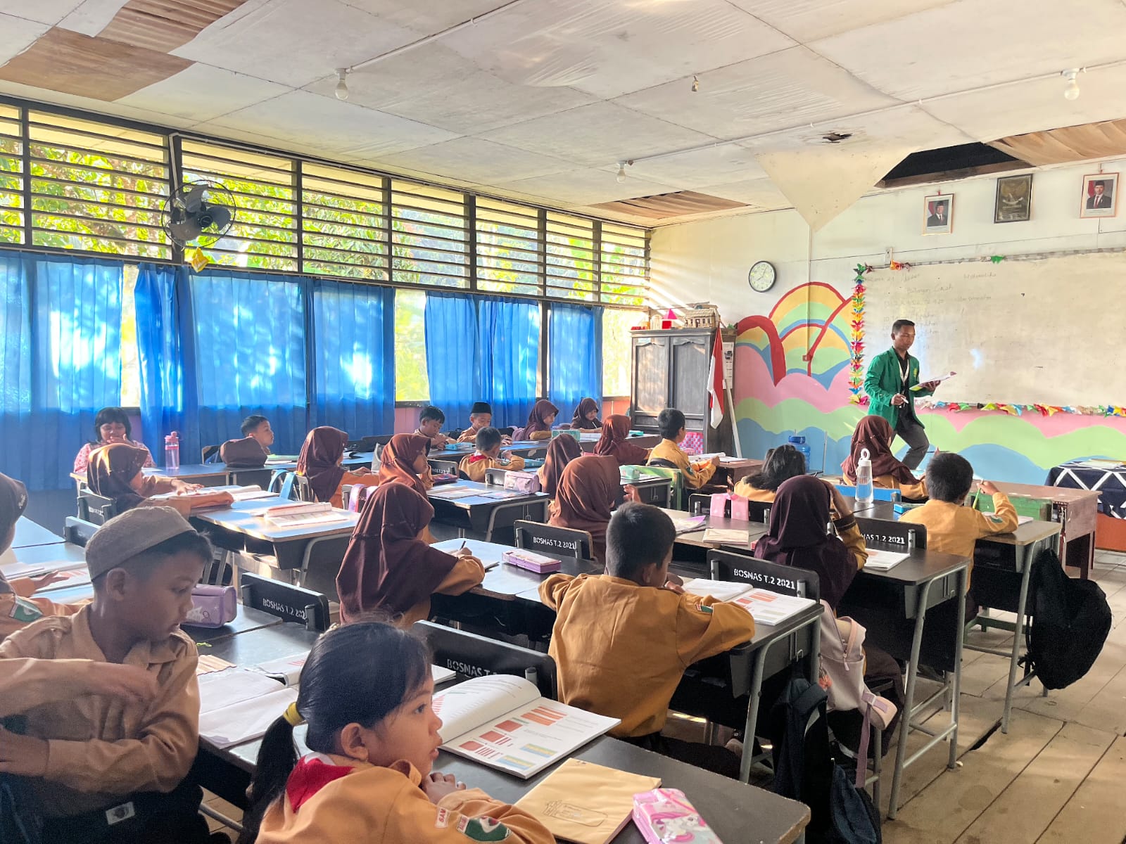 Mahasiswa KKN UINSI Samarinda mengajar.
