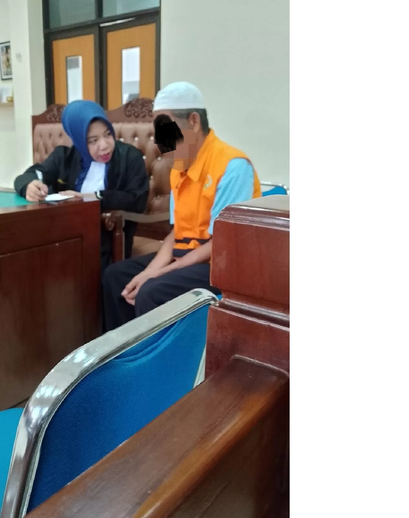 MEJA HIJAU: Terdakwa BH berbincang dengan penasihat hukumnya saat persidangan. (MOESO/BALPOS)