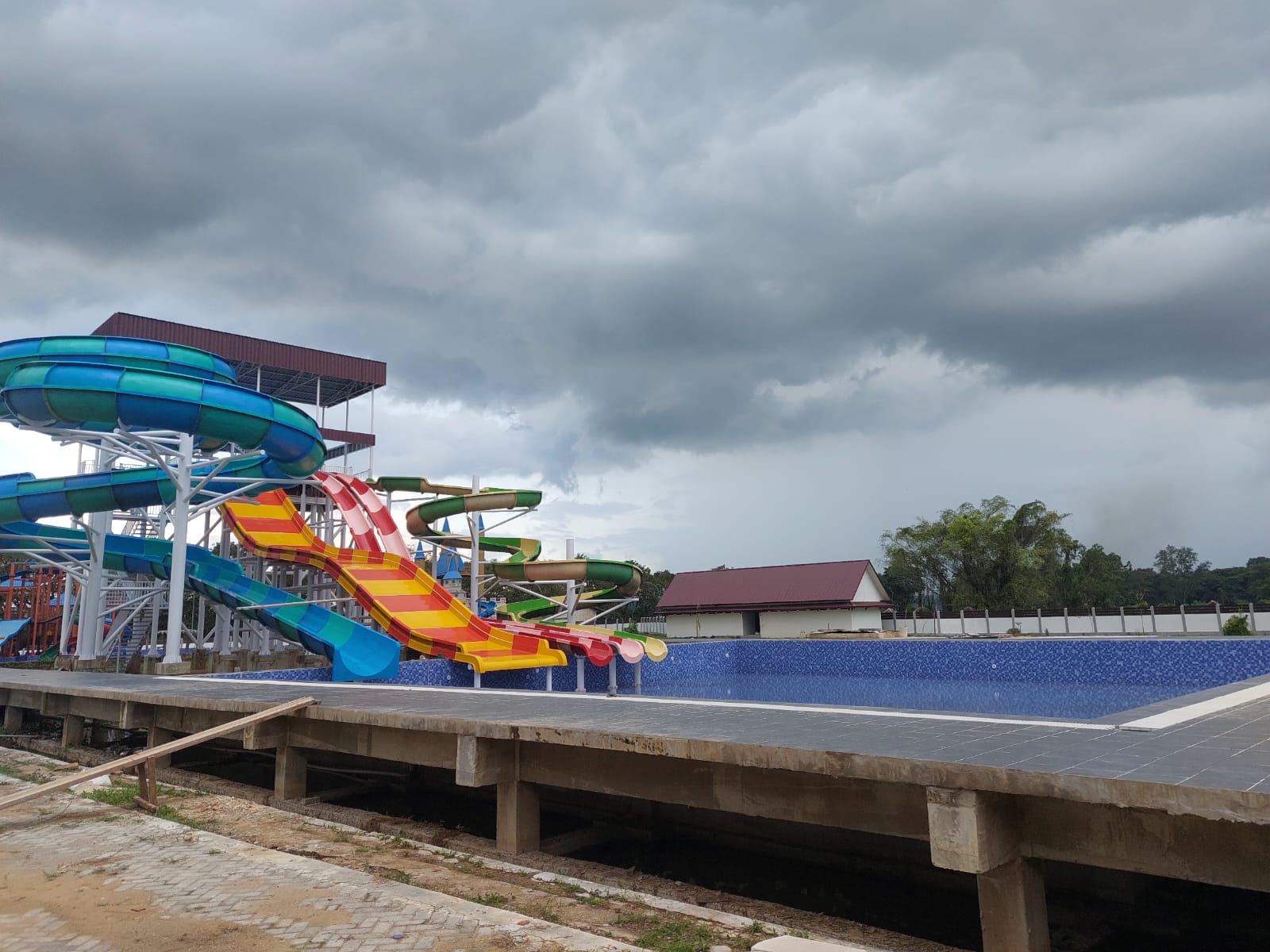 Waterpark ini masih proses pembangunan sejak tahun 2023 dan perencanaan di tahun 2022, saat ini berbagai wahana telah terlihat.