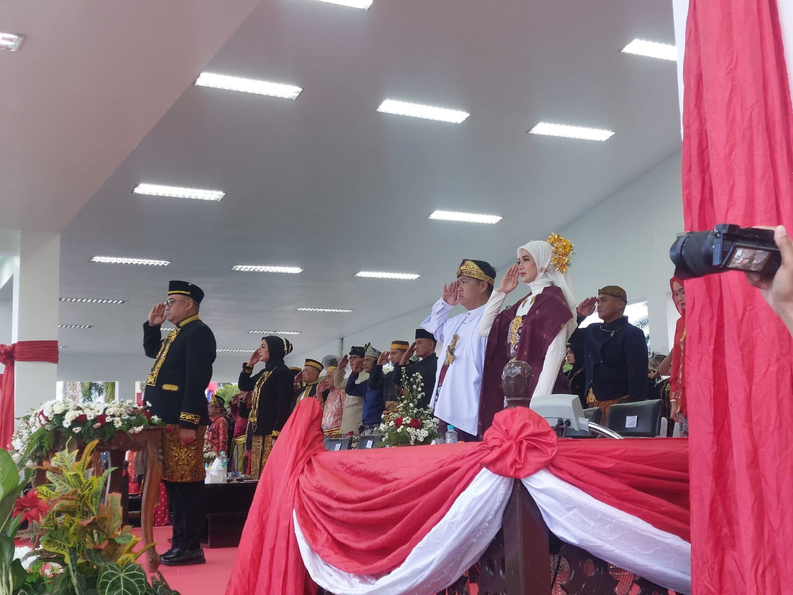 Upacara aubade dan penurunan bendera HUT ke-80 RI di Kukar dengan Bupati Aulia mengenakan baju adat Kutai dan Wabup Rendi mengenakan baju adat Bali (Elmo/Prokal.co)