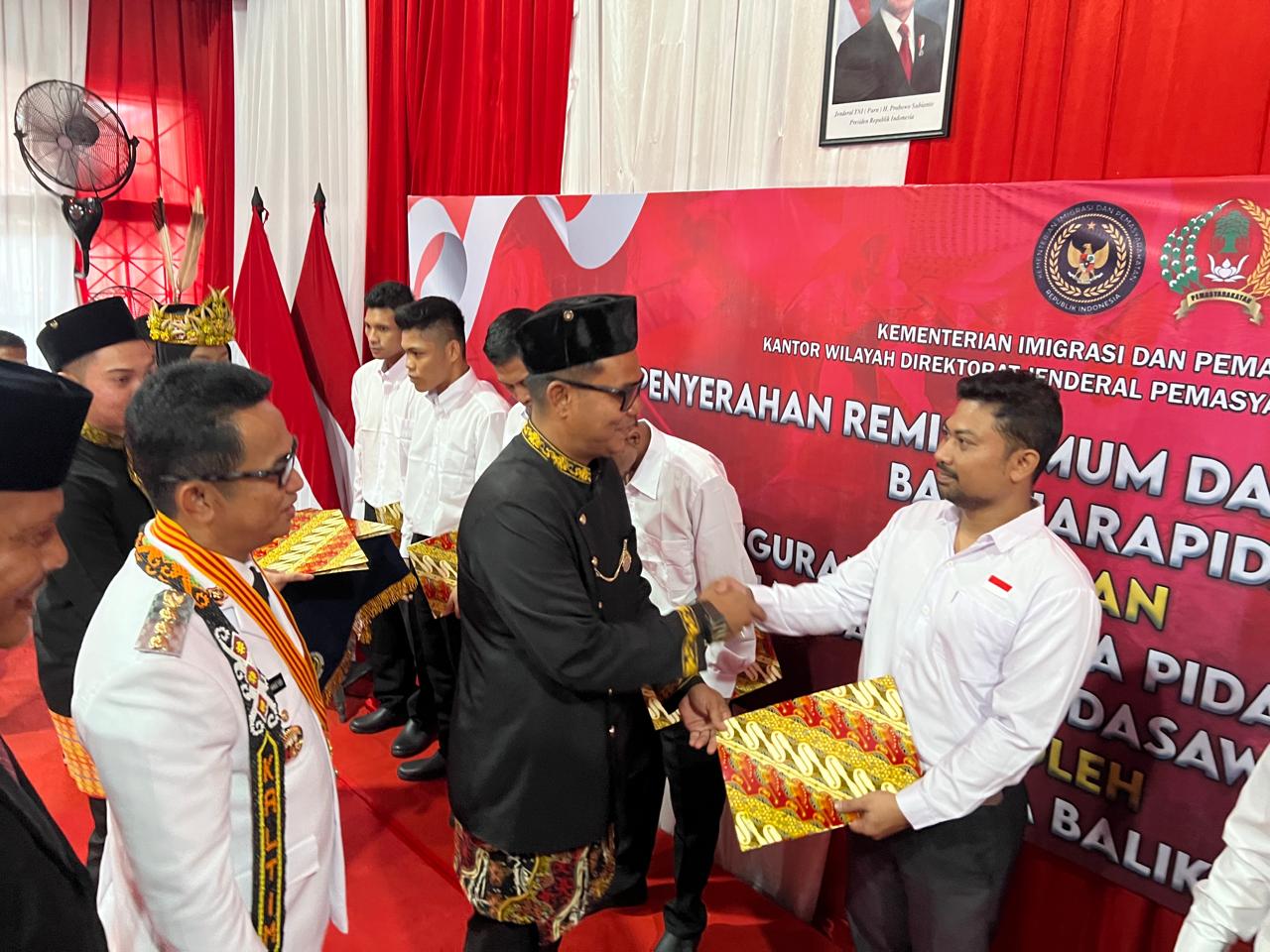 Kepala Rutan Balikpapan, Agus Salim menyerahkan remisi kepada salah satu warga binaan didampingi Wali Kota Balikpapan Rahmad Mas